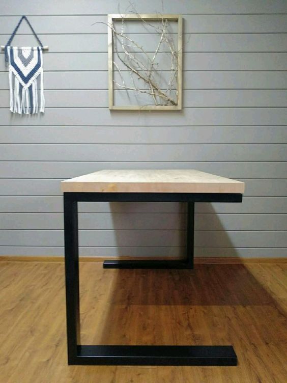 میز با پایه چوبی